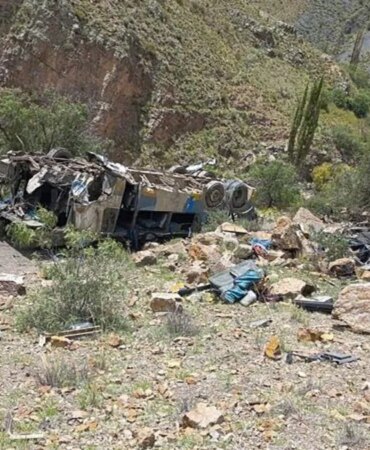 bolivyada-otobusun-ucuruma-yuvarlanmasi-sonucu-31-kisi-oldu-1739844143299.jpeg