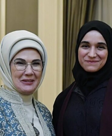 emine-erdogan-suriye-cumhurbaskaninin-esi-latife-el-durubi-ile-bir-araya-geldi-1738697399180.jpg