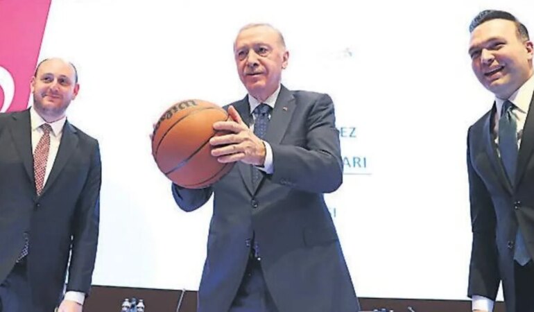 Erdoğan’a Gençlik Kolları’ndan Basketli Doğum Günü!