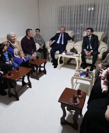 baskan-erdogandan-depremzede-aileye-ziyaret-1738866682988.jfif_.webp