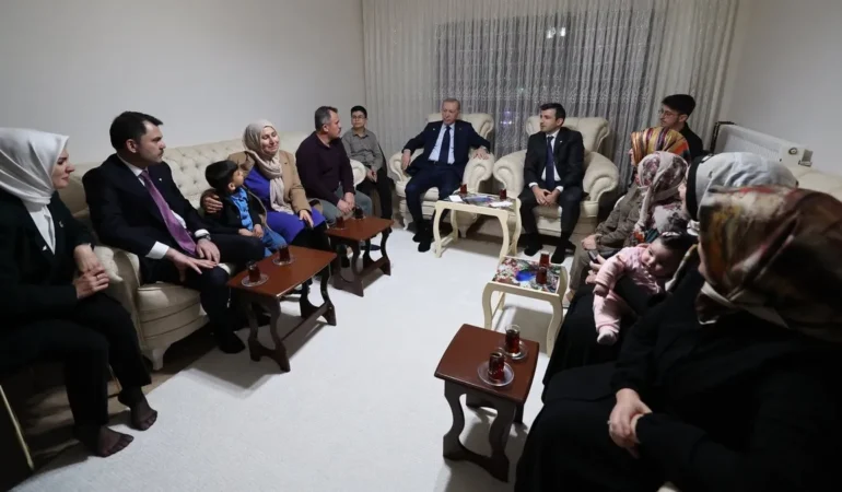Erdoğan’dan Depremzedeye Moral Ziyareti!