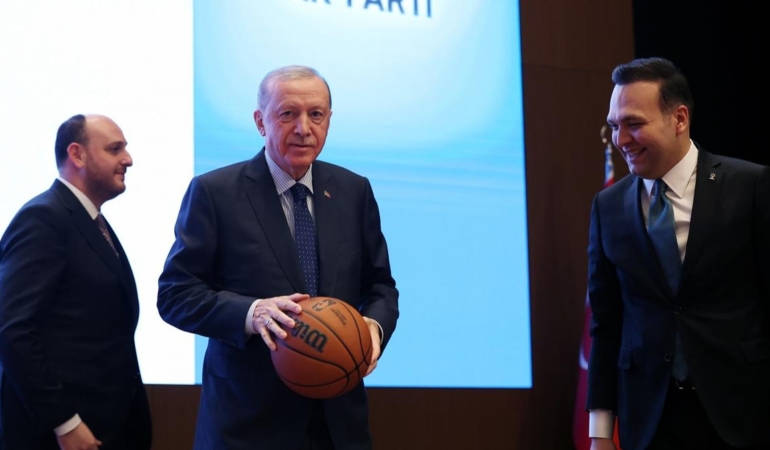 AK Parti Gençlik Kolları'ndan Cumhurbaşkanı Erdoğan'a basketbol topu hediyesi