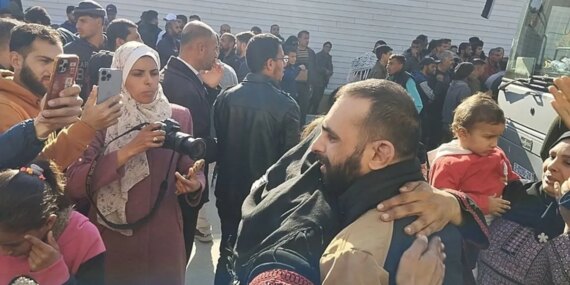 ateskes-ve-esir-takasinda-369-filistinli-serbest-birakildi-333-kisi-gazzeye-ulasti-1739644780002.jpe