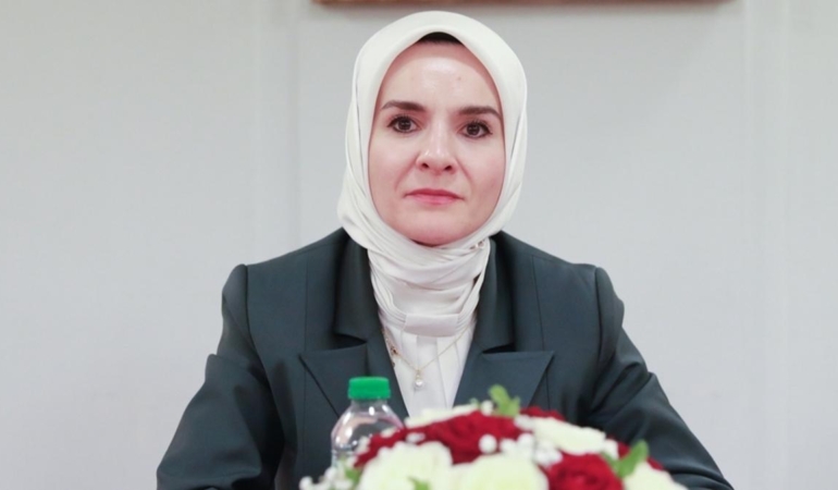 Bakan Göktaş, Aile ve Gençlik Fonu ile evlenen aileyle görüştü