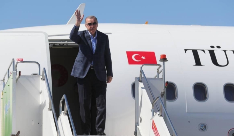Cumhurbaşkanı Erdoğan, Malezya'da: Başbakan Enver İbrahim karşıladı
