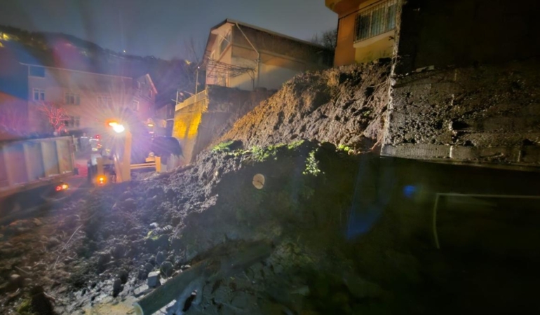 Gümüşsuyu’nda İstinat Duvarı Çöktü, 7 Kişi Tahliye!