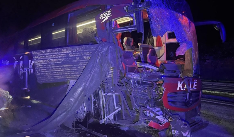Yolcu Otobüsü Tıra Çarptı: 6 Yaralı!