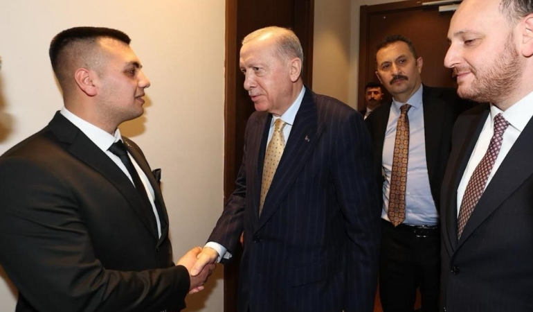 Recep Tayyip Erdoğan, AK Parti Rozetini Taktı