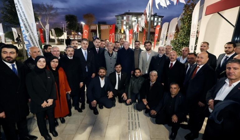 Erdoğan, Depremin İkinci Yılında Esnafla Buluştu