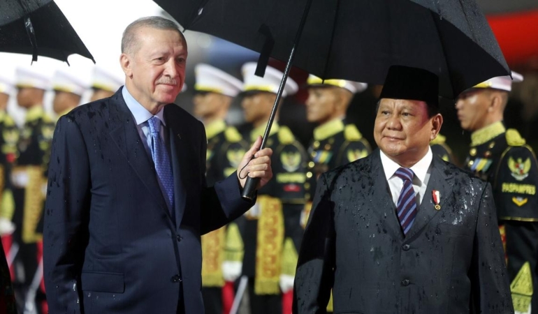 Başkan Erdoğan Asya turunun ikinci durağında… Top atışıyla karşıladılar