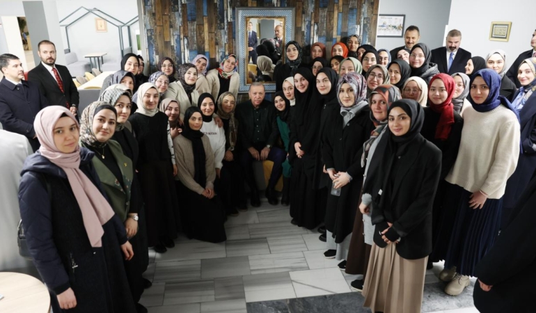 Erdoğan, Mevlana Camii’nde Cuma Namazı Kıldı