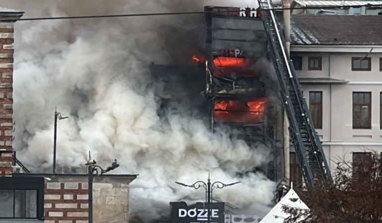 Fatih’te Restoranda Çıkan Yangın Paniğe Neden Oldu