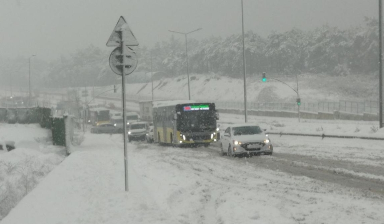 İstanbul’da Kar Yağışı, Otobüs Yolda Kaldı!