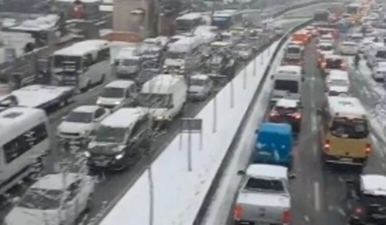 İstanbul’da Kar Yağışı Trafiği Felç Etti!