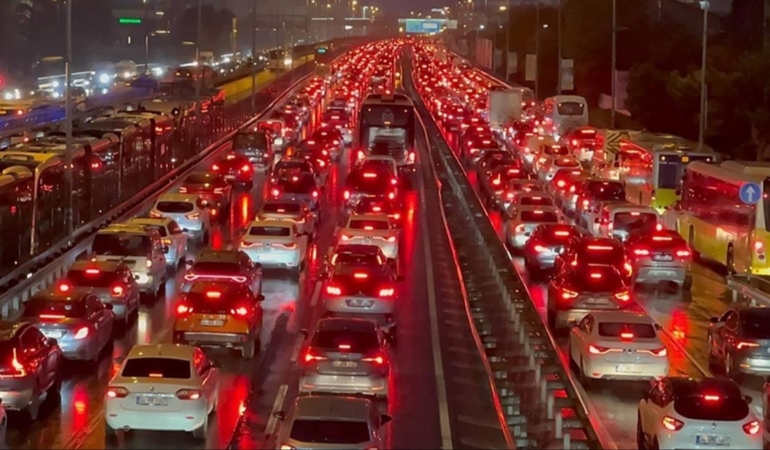 İstanbul’da Kar Yağışı Sonrası Trafik Felaketi!