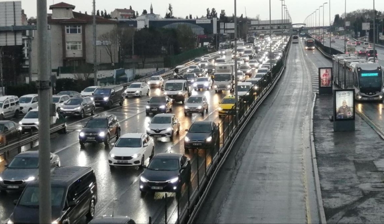 İstanbul’da Kar Yağışı Trafiği Felç Etti!
