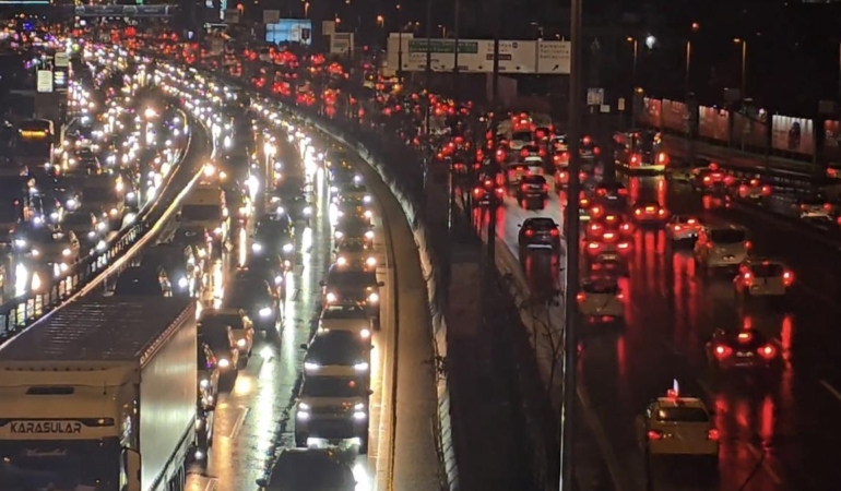 İstanbul’da Sağanak Yağış Trafiği Felç Etti!
