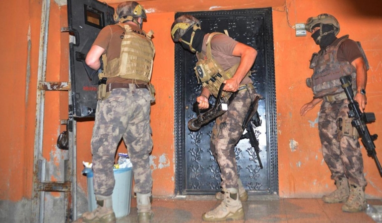 İzmir’de Terör Operasyonları: 11 Gözaltı!
