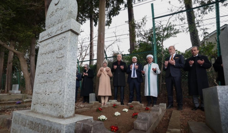 Kurtulmuş, Abdürreşid İbrahim Efendi'nin kabrini ziyaret etti