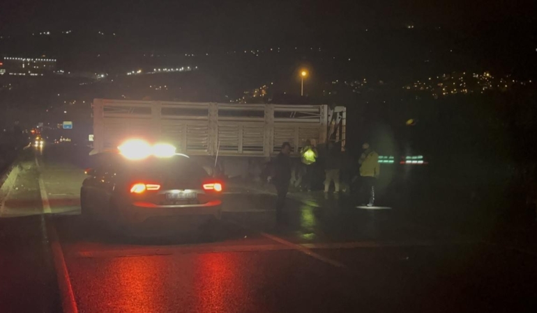 Tır Kazası Yol Trafiğini 1,5 Saat Kapattı!