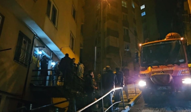 Balkon Yangını, Mahallede Panik Yarattı!