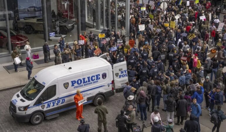 Musk’a Protesto: 9 Kişi Gözaltına Alındı!