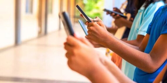 isvecte-okullarda-akilli-telefonlarin-yasaklandi-1741895409144.jpeg