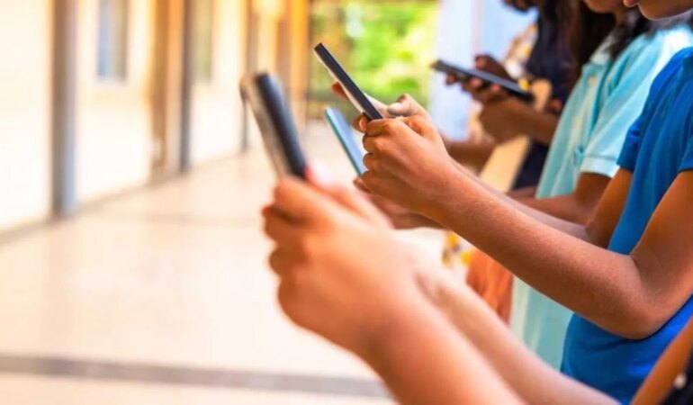 İsveç Okullarında Akıllı Telefon Yasağı Başlıyor!