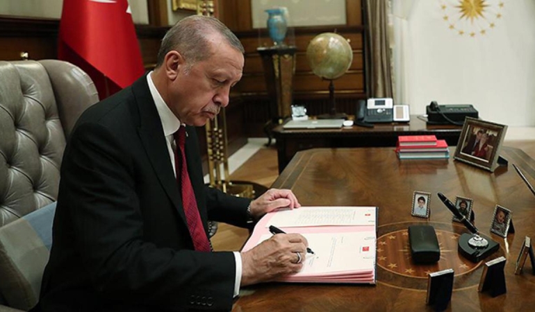 recep-tayyip-erdogan-imza-aa-1503808.jpg