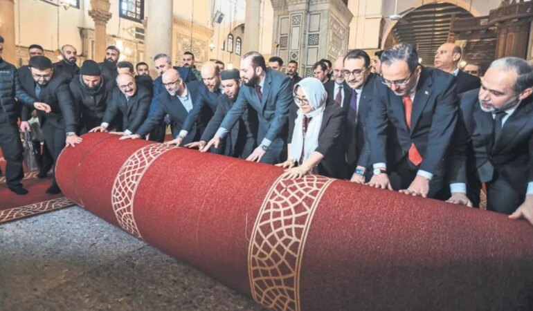 Emevi Camii’nde Türk Halılarıyla Barış Mesajı!