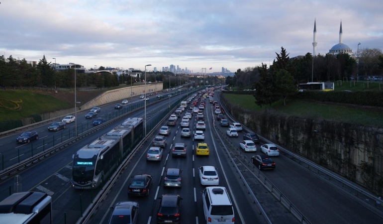 İstanbul’da Trafik Kaosu: Yavaş İlerleyen Araçlar!