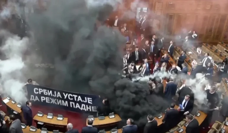 Sırbistan Parlamentosunda Şok Sis Bombası Saldırısı!