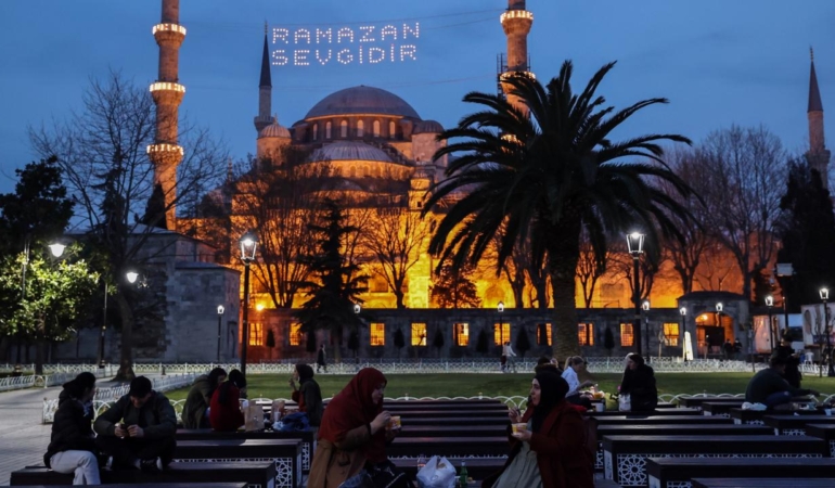 Ramazan Başladı: İlk Teravih ve İftar Heyecanı!
