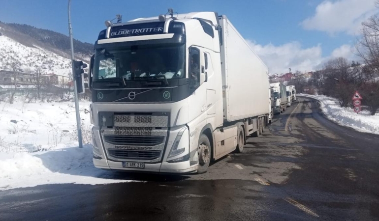 Kar Tahribatı: Tır Geçişleri Yeniden Başladı!