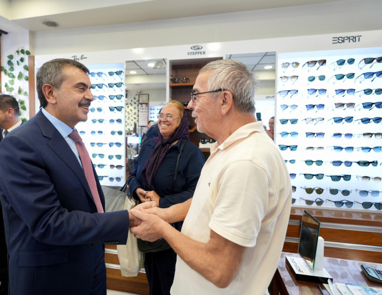 Bakanlar "boykot" çağrılarına karşı alışveriş yaptı
