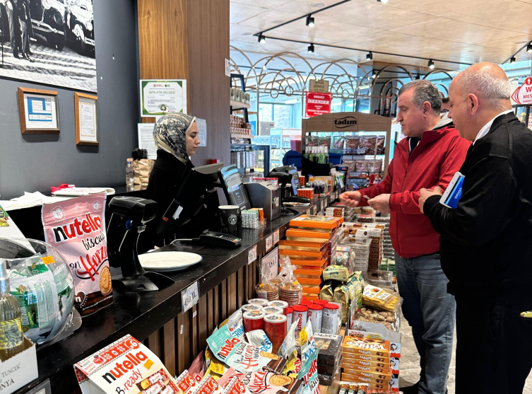 Bakanlar "boykot" çağrılarına karşı alışveriş yaptı