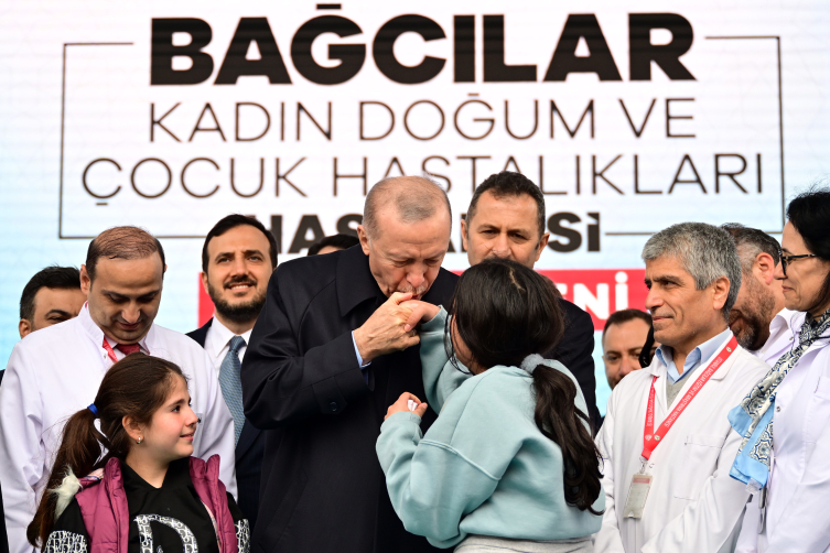 Cumhurbaşkanı Erdoğan: Bakanlığımızın normal doğumu teşvik etmesi sizi niye rahatsız ediyor?