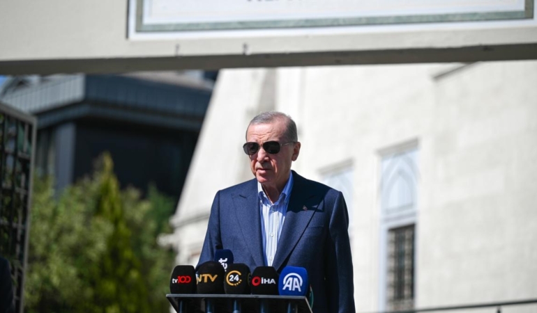 Cumhurbaşkanı Erdoğan Cami Çıkışı Vatandaşlarla Sohbet Etti!