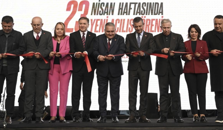 CHP Açılışında AK Parti Eserleri Tepki Topladı