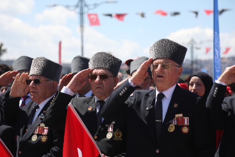 Atatürk'ü temsil eden bayrak Samsun'da karaya çıkarıldı