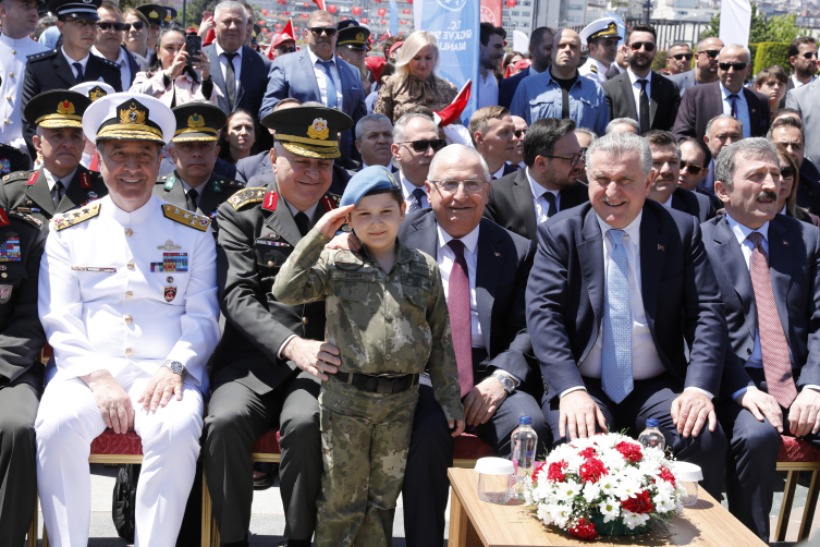 Atatürk'ü temsil eden bayrak Samsun'da karaya çıkarıldı