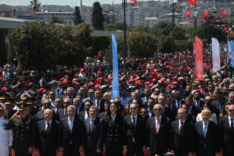 Atatürk'ü temsil eden bayrak Samsun'da karaya çıkarıldı