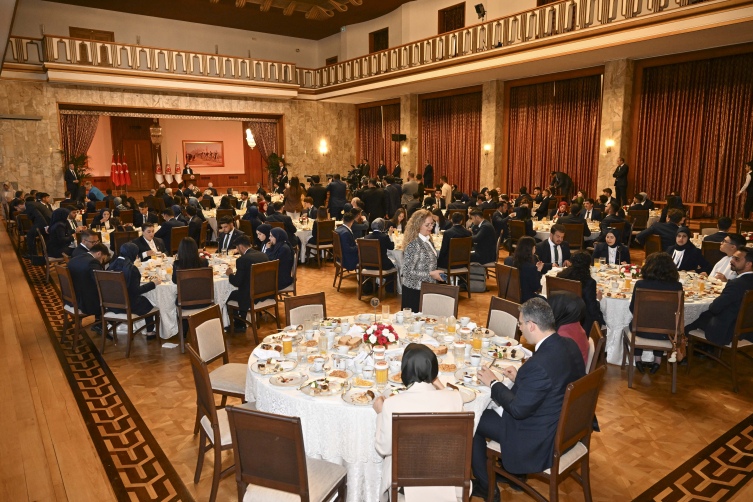 TBMM Başkanı Kurtulmuş, Meclis'te gençleri ağırladı