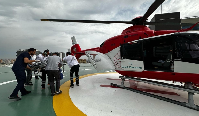 Zatürre Hasta Çocuk İçin Ambulans Helikopter Seferi