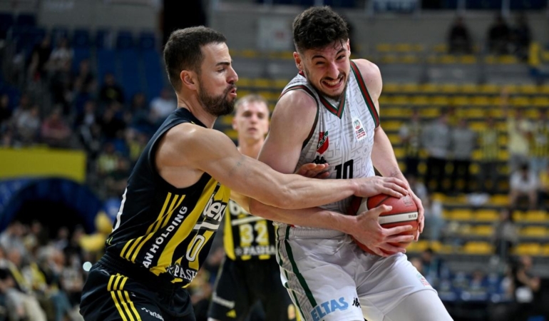 Fenerbahçe Galip, Taraftar Yönetimi Protesto Etti!