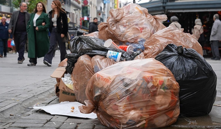 İzmir’de Grev, Sokaklar Çöp İçinde Kaldı!