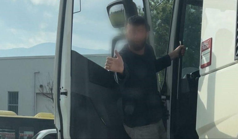 Trafikte Gerilim: Tır ve Otomobil Sürücüsü Kavga Etti!