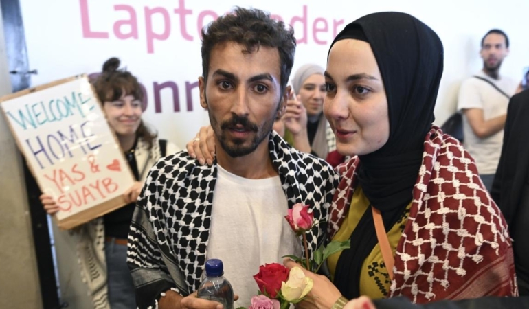 Filistin İçin Berlin’de Çiçeklerle Karşılandılar