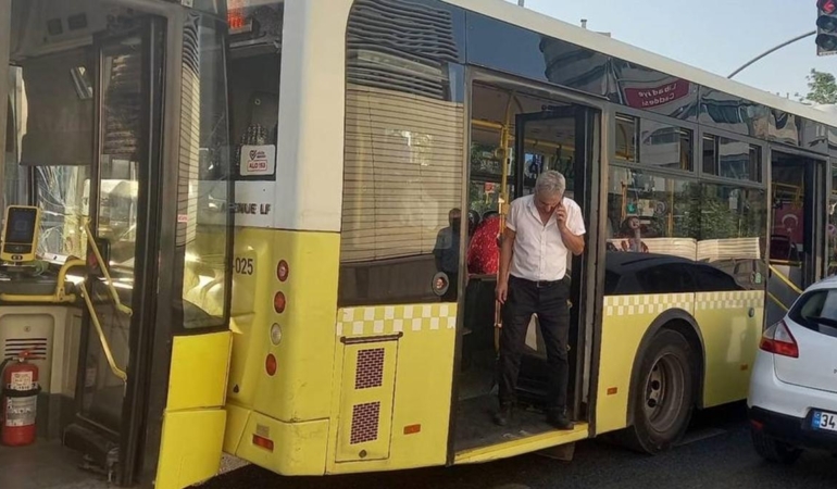 Kırmızı Işıkta Kaza: Yolcular Hafif Yaralandı