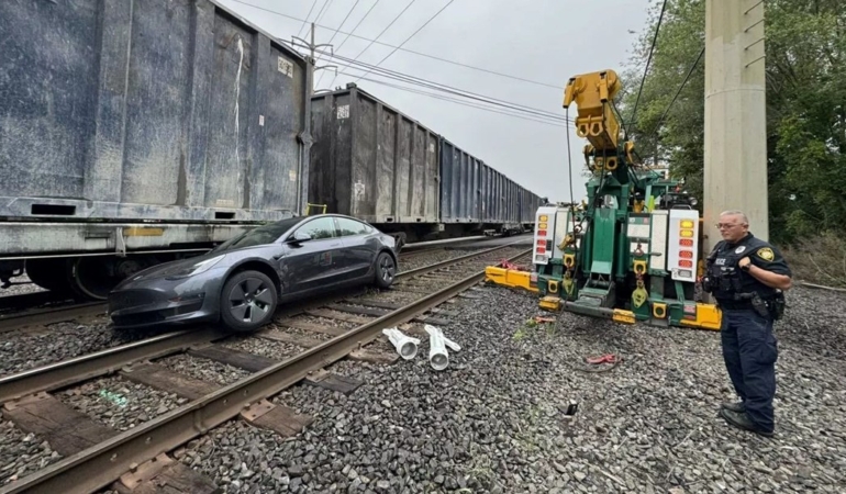 Tesla Otonom Modda Kazaya Karıştı!